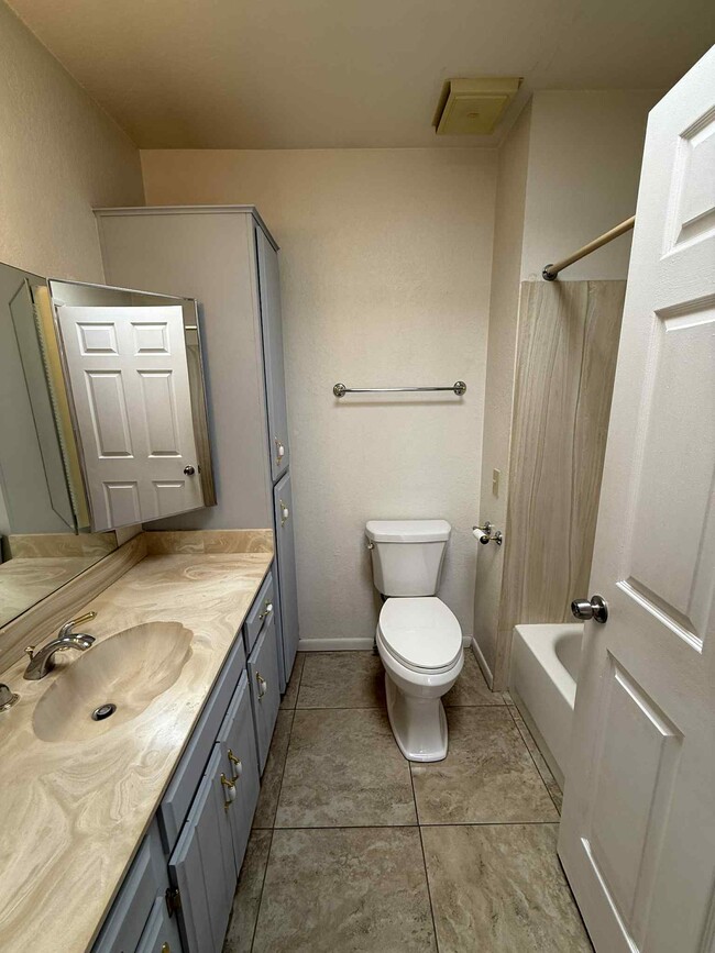 Building Photo - 5204 N Tigua Dr