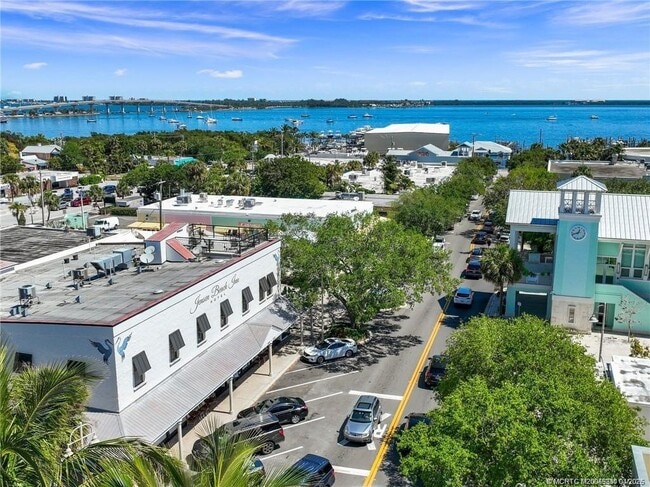 Building Photo - 1097 NE Kubin Ave