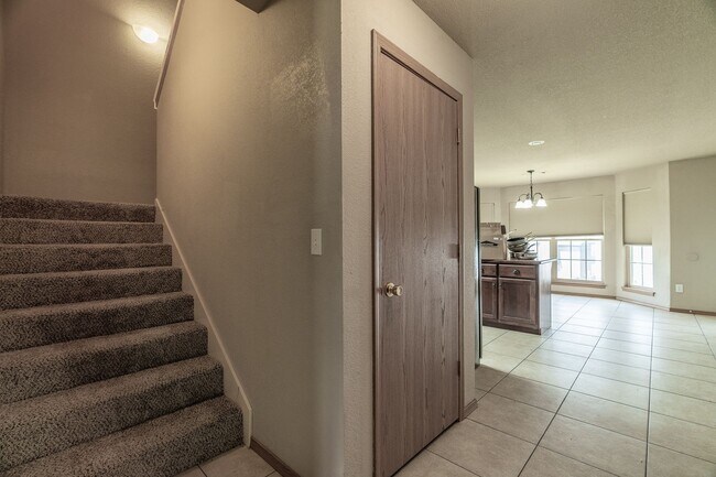 Building Photo - 4 Bedroom 2.5 Bath Townhome near UofA!  Fenced yard coming soon!!