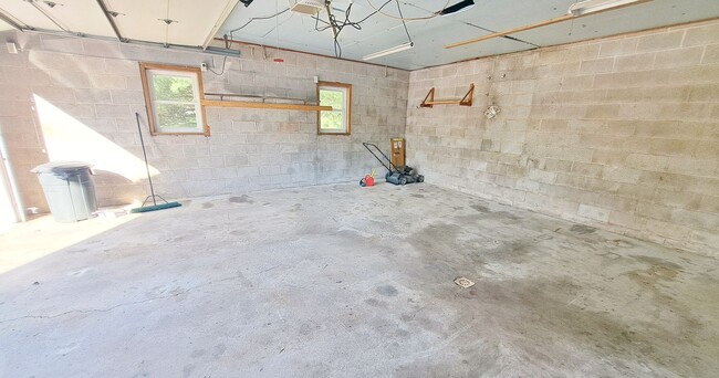 Building Photo - 3 Bed / 1-1/2 Bath Single Family Home