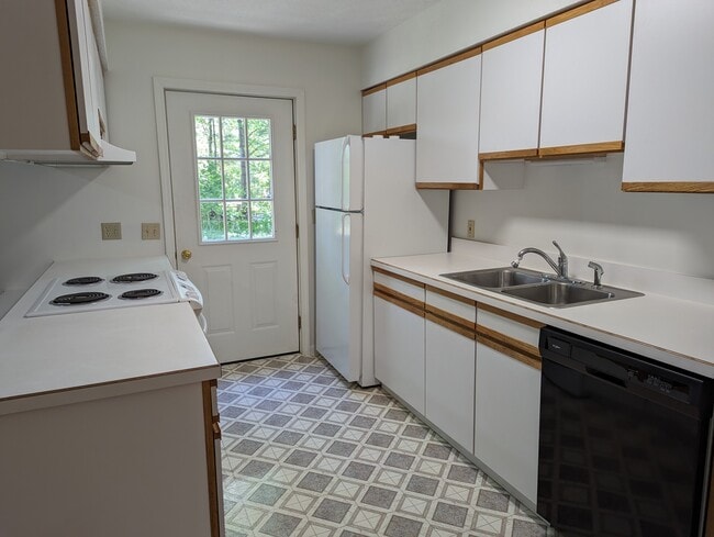 Kitchen - 414 Willow St