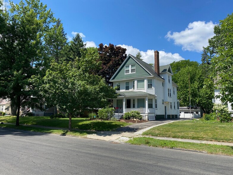 Building Photo - 1520 Maple Rd