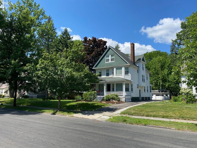 Building Photo - 1520 Maple Rd