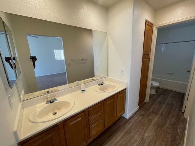 Building Photo - Carry Over Showing: This property has been shown before and will be rented to the first most qual...