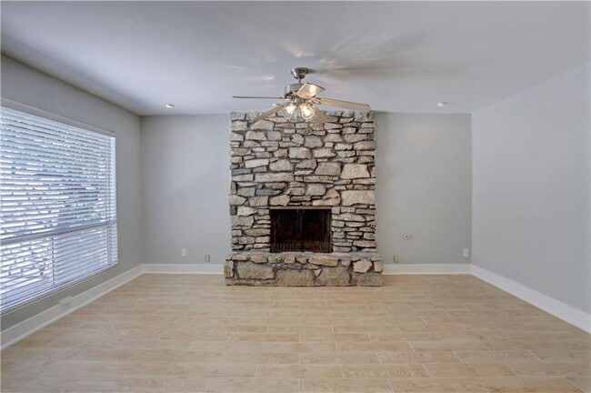 Building Photo - 2313 La Casa Dr