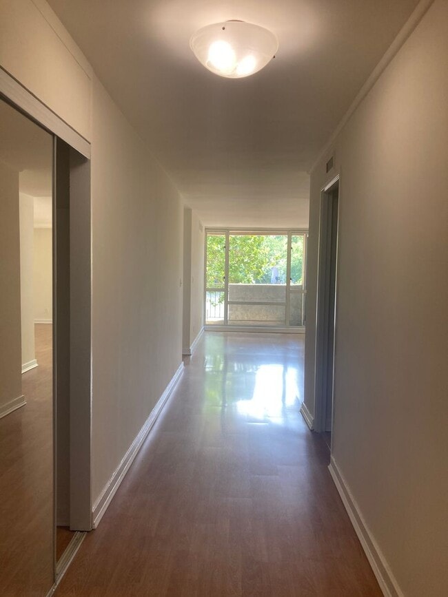 Building Photo - Impeccable 2 Bed 2 Bath Condo With Breatht...