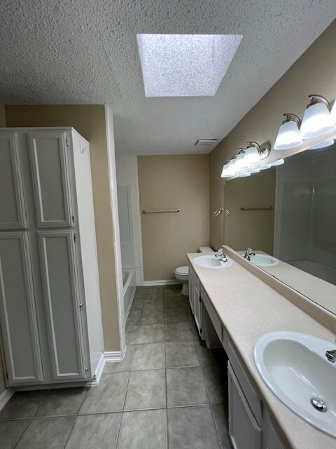 Building Photo - 1 Bedroom townhome w Fireplace & Garage