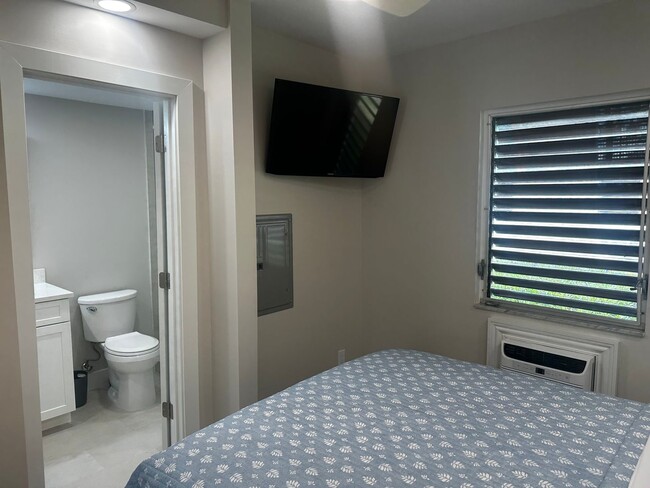 Building Photo - Renovated Condo. Prime Marco Location. Uti...