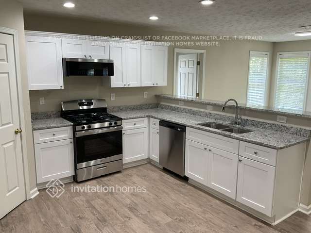 Building Photo - 6658 Point of Woods Dr