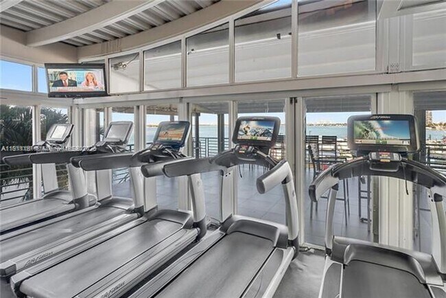 Building Photo - 1717 N Bayshore Dr