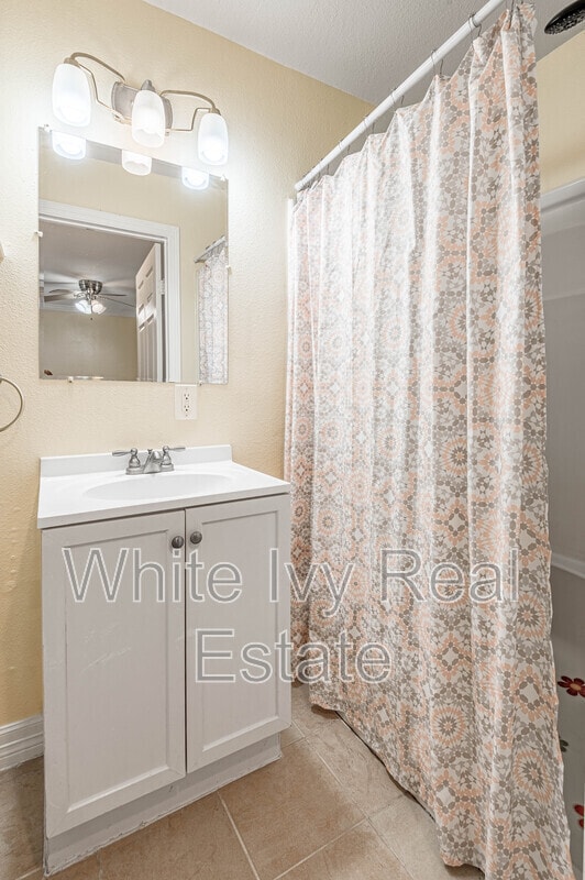 Building Photo - 4 Rainbow Dr