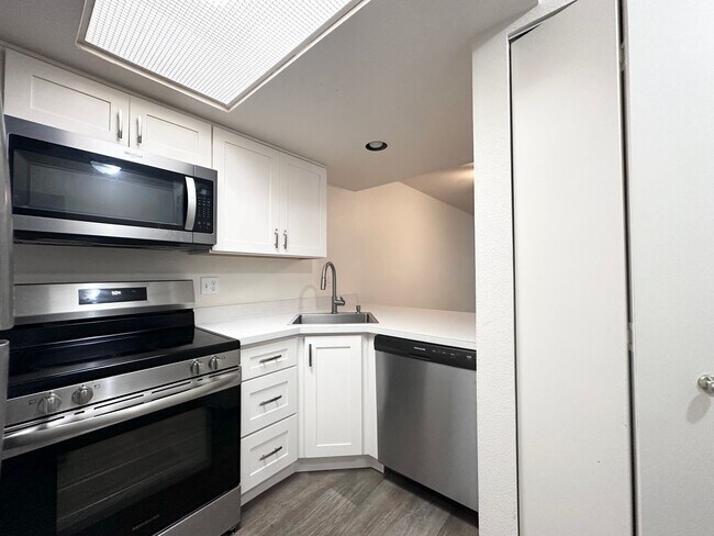 Building Photo - 2 Bedroom 1 Bath with utilities included!