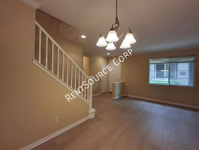 Building Photo - 3 Bedroom Townhome for Lease in Mariposa C...