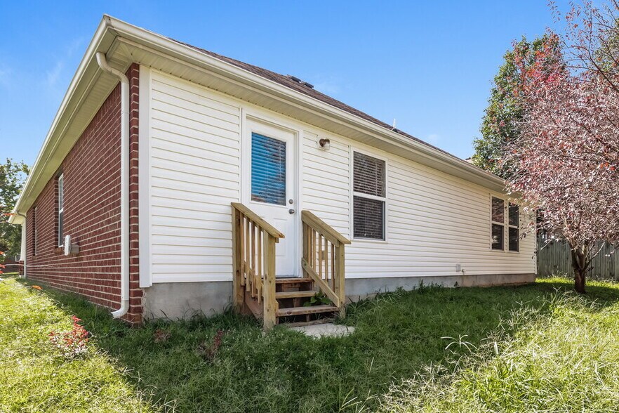 Building Photo - 2867 Park Knoll Dr