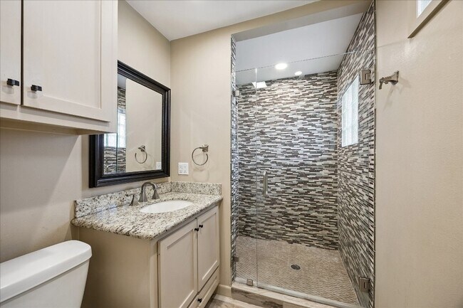 Building Photo - 1136 Oak Tree Dr