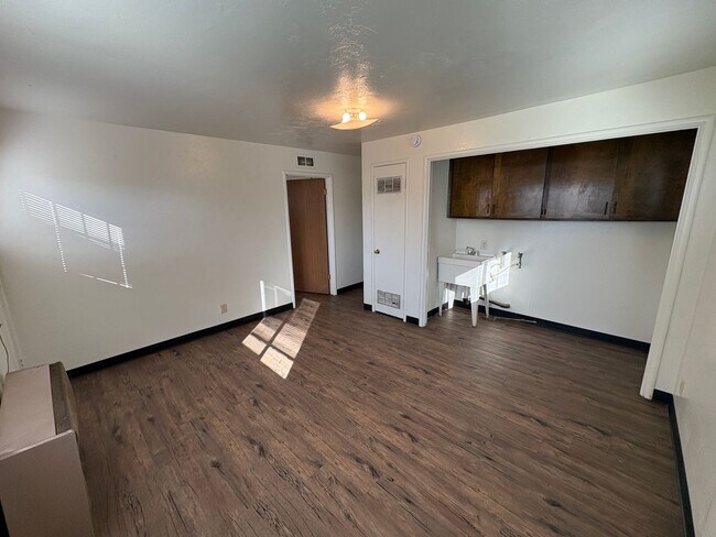 Building Photo - Cozy Home On Spacious Lot Available Now!