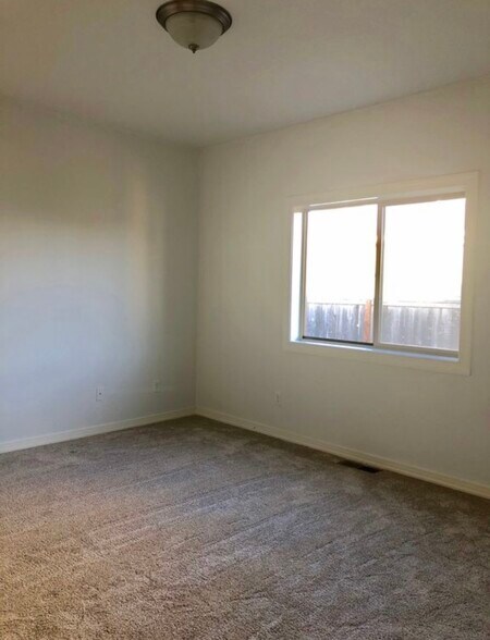 Building Photo - 758 Meadowlawn Pl