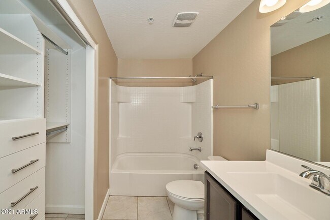 Building Photo - 240 W Juniper Ave