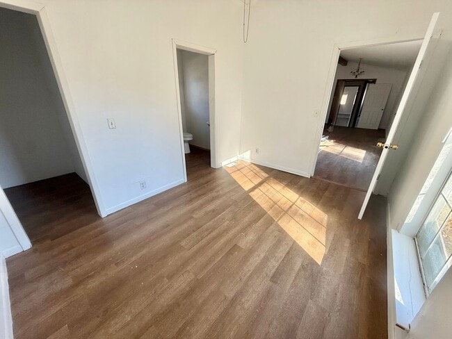 Building Photo - 4-bed, 3-bath, HUGE yard!