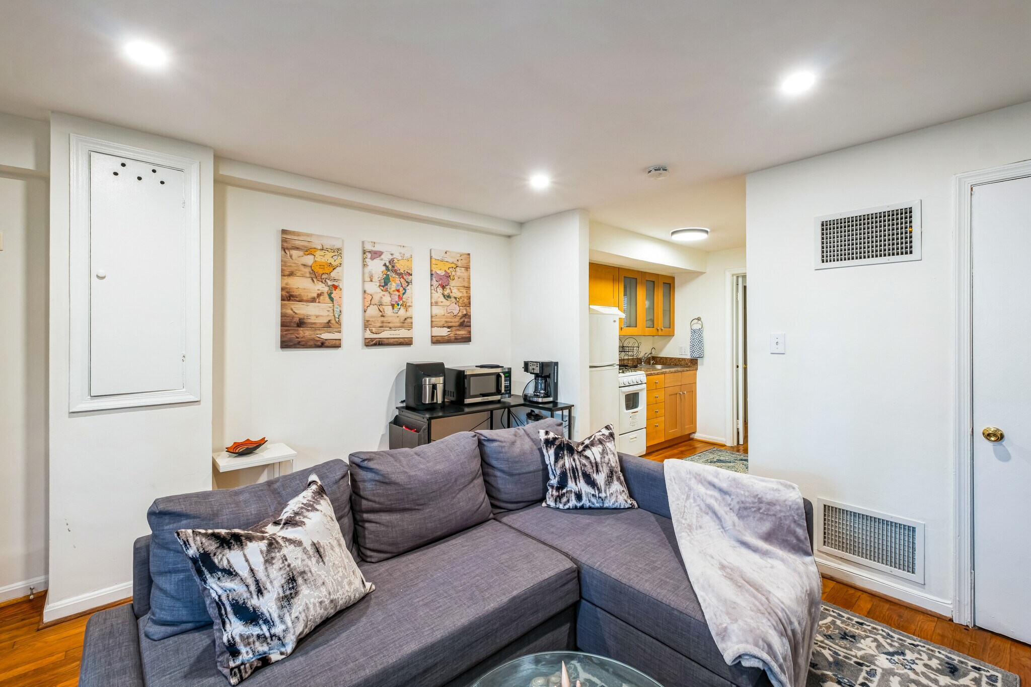 Building Photo - 605 E St SE