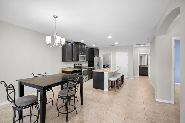 Building Photo - Stunning  2-bedr 2-bath+ Den/office home located in the desirable Lindsford in Fort Myers