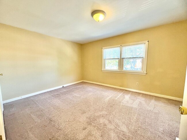 Building Photo - 3 Bedroom 1 Bath Available in Harrisburg!