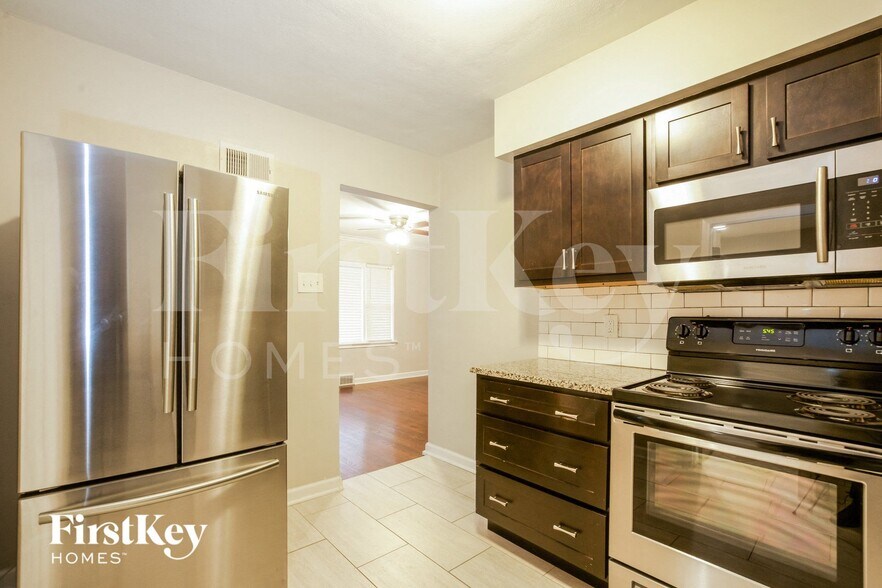 Building Photo - 9946 MacKenzie Rd