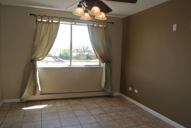 Building Photo - Online for roommate application only