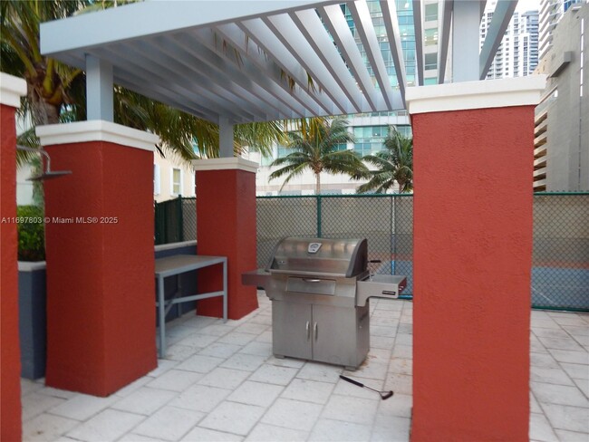 Building Photo - 1155 Brickell Bay Dr