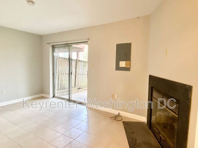 Building Photo - 18231 Fox Chase Cir