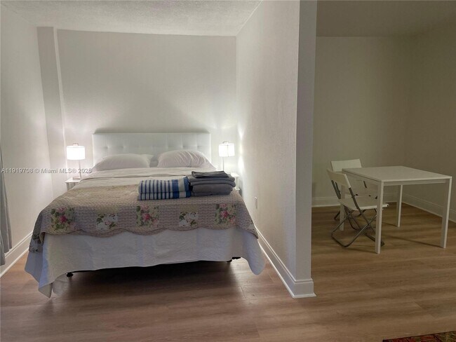 Building Photo - 1255 Collins Ave