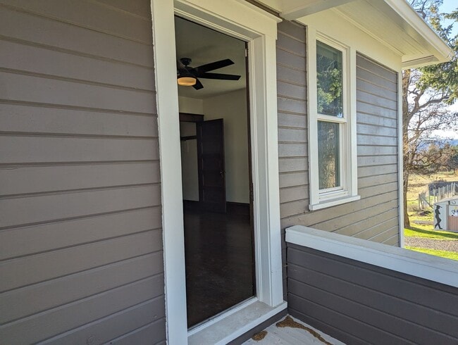 Building Photo - Stunning Remodeled Juliaetta Farm House