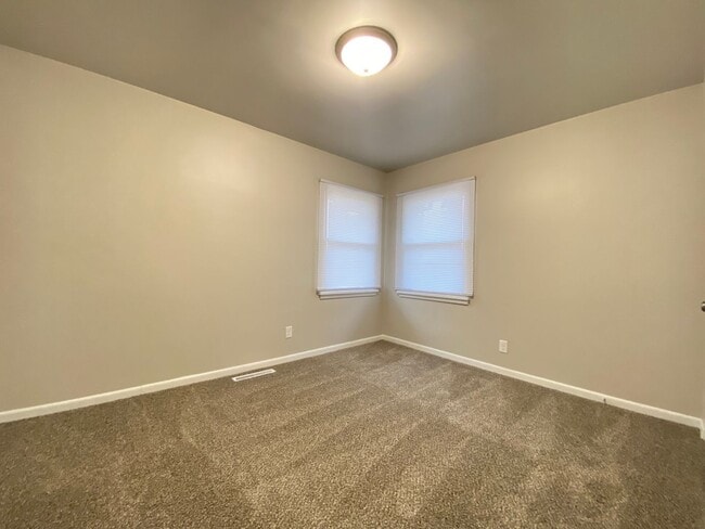 Building Photo - 2 Bedroom Home In Gary