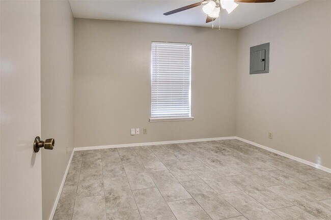 Building Photo - 824 Russell Cir