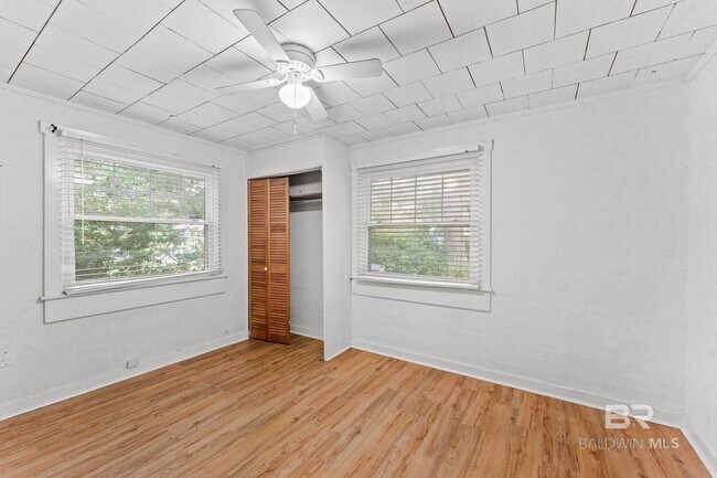 Building Photo - 200 S Hillside Ln