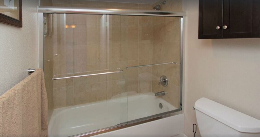 Master bath - 5915 Sea Ranch Dr