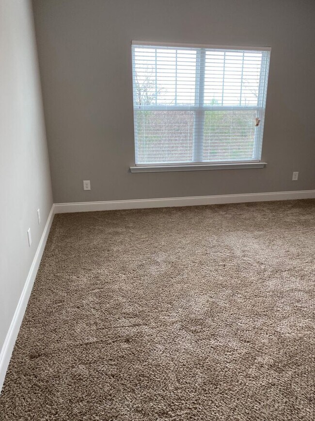 Building Photo - Spacious 5-Bedroom Home with Open Foyer - Move-In Ready! **Close to Fort Gordon, Hospitals, and I...