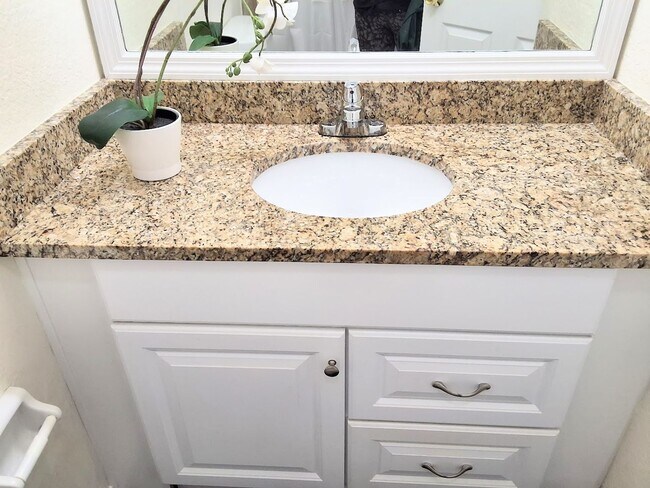 Building Photo - Beautiful Remodeled First Floor 2/2 Condo ...