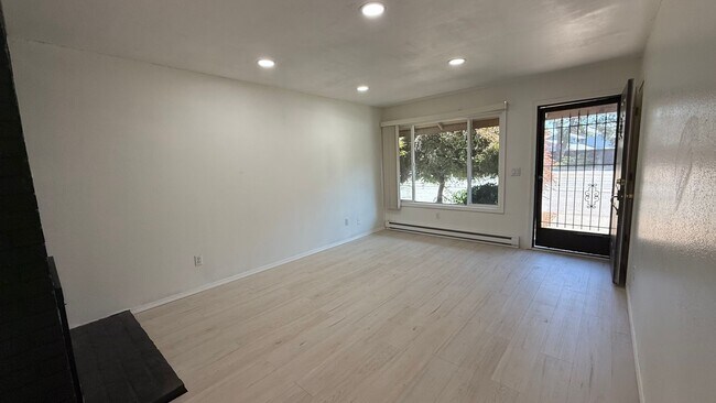 Building Photo - Great Duplex 2bd 2bath Big yard, Parking, ...