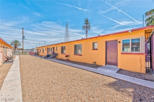 Building Photo - 210 N 10th St