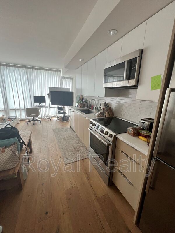 Building Photo - 1001 Queen St