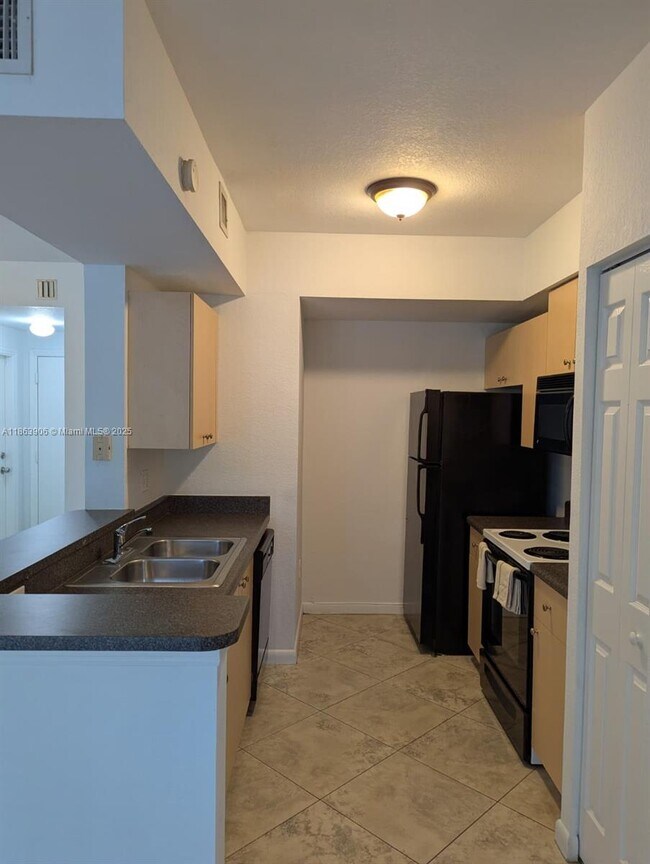 Building Photo - 2578 Centergate Dr