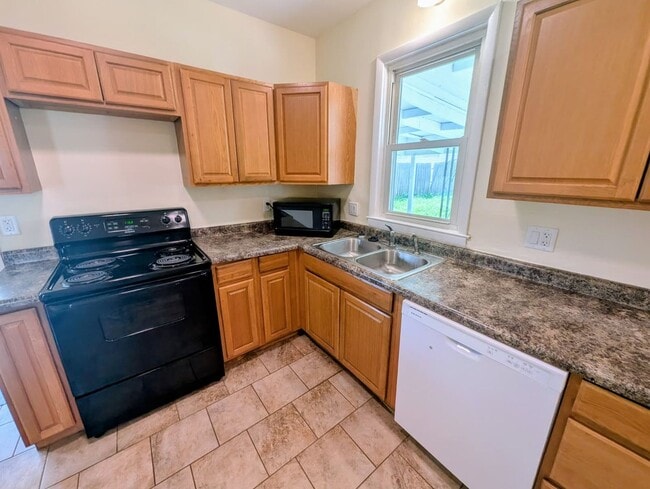 Building Photo - Remodeled 2-Bedroom, 1 Bath Home with Spacious Living Areas & Off-Street Parking