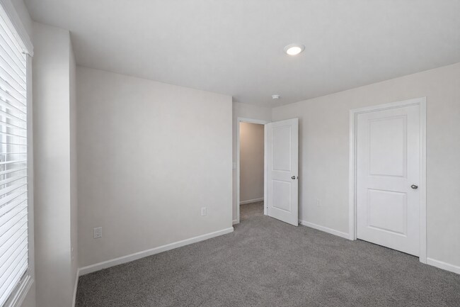 Building Photo - Hendersonville Townhouse