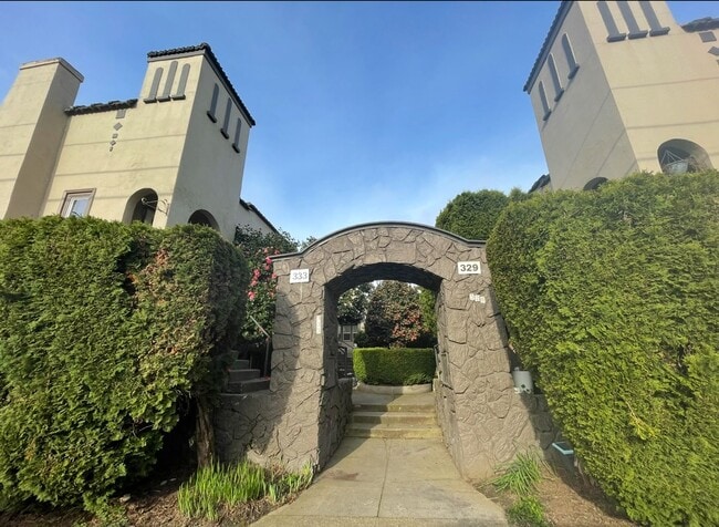 Building Photo - **FREE TWO WEEKS RENT** Buckman Charmer Studio~ Quick Access to Big City Amenities~ Onsite Laundr...