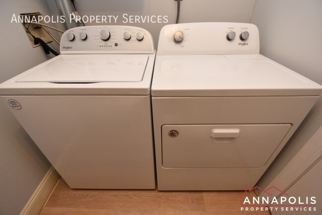 Building Photo - 906 Windwhisper Ln