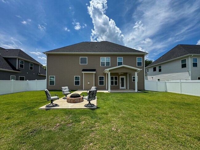 Building Photo - Stunning 5 Bed 4.5 Bath Fayetteville Home with Fenced Yard