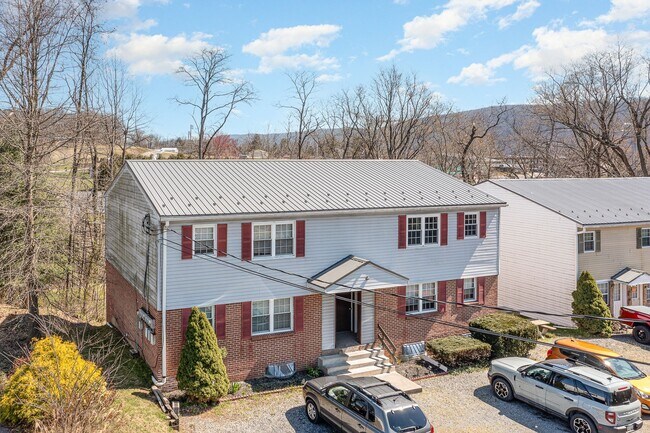Building Photo - 696 Walborn Rd