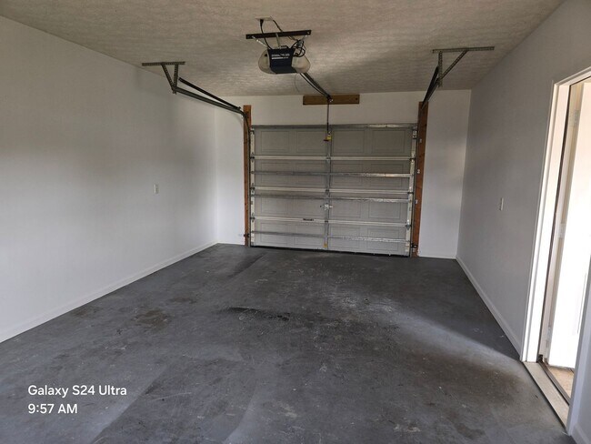 Building Photo - 3 Bedroom, 2 bath house with a bonus room and one car garage.