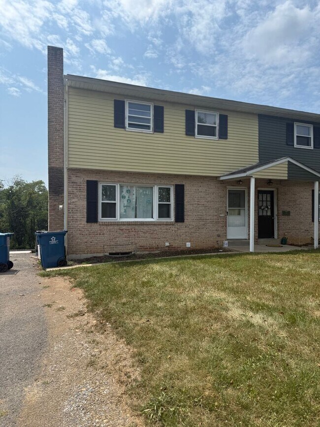 Building Photo - Spacious 4 Bedroom 2 1/2 bathroom Townhome With an ensuite located downstairs.